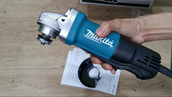Makita 9556HP Máy mài góc(100mm/840w/công tắc bóp)