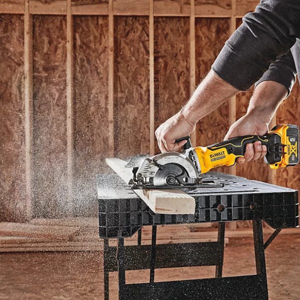 Dewalt DCS571P2 Máy cưa cầm tay