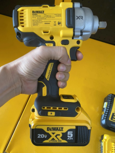 Dewalt DCF892P2 Máy Siết Bulong Cầm Tay  (Kèm 02 Pin 5.0 + Sạc)